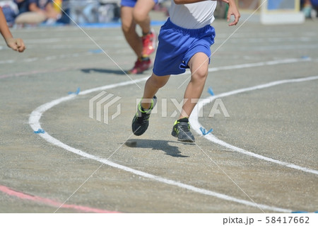 小学校の運動会風景　徒競走 58417662