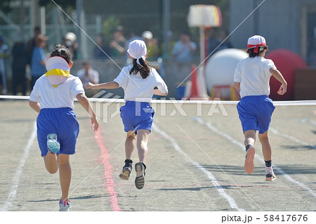 小学校の運動会風景 徒競走 小学校の運動会風景 徒競走 58417676