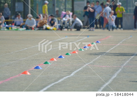 小学校の運動会風景　 58418044