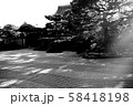 綺麗に整地された京都の神社の庭（モノクロ） 58418198