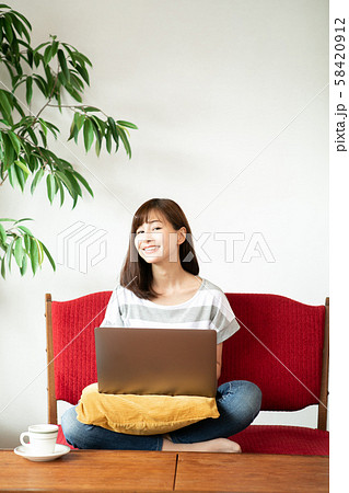 部屋でパソコンをする女性 部屋でパソコンをする女性 58420912