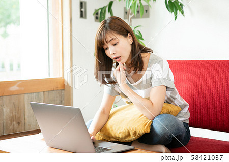 部屋でパソコンをする女性 58421037