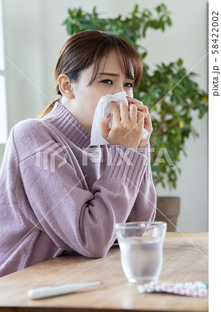 若い女性　体調不良 58422002