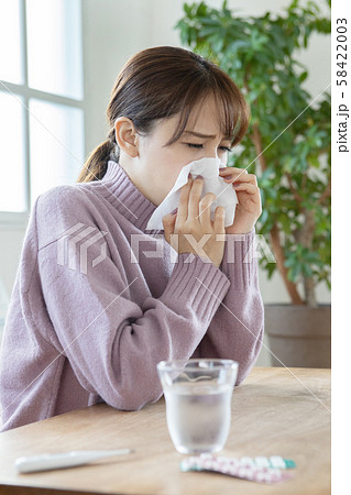 若い女性　体調不良 58422003