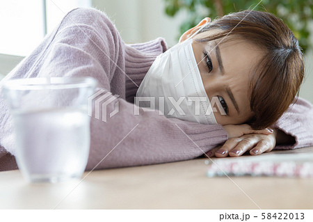 若い女性　体調不良 58422013