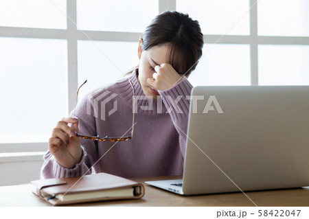 若い女性　体調不良 58422047