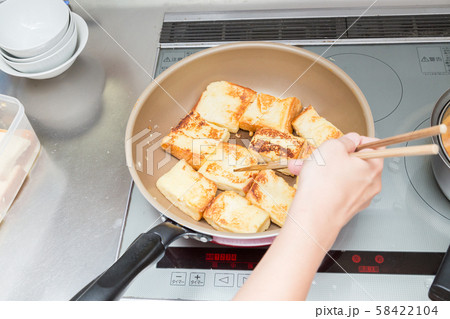 フレンチトースト調理中 フレンチトースト調理中 58422104