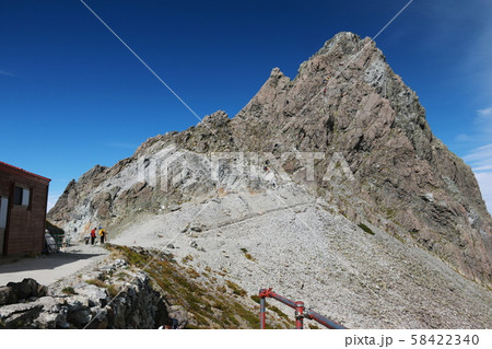 北アルプス　槍ヶ岳山荘と槍ヶ岳の穂先 58422340