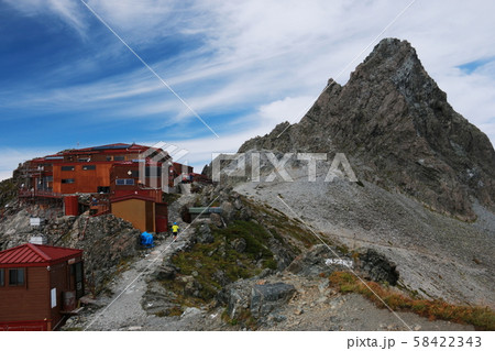 北アルプス 槍ヶ岳山荘と槍ヶ岳の穂先 北アルプス 槍ヶ岳山荘と槍ヶ岳の穂先 58422343