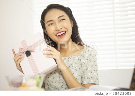 女性　ライフスタイル　パーティー 58423002