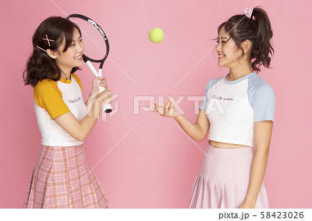 女性　スポーツ　テニス 58423026