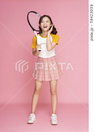 女性　スポーツ　テニス 58423039