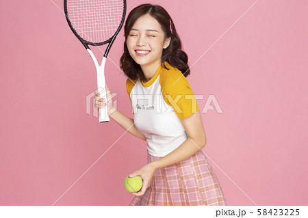 女性　スポーツ　テニス 58423225