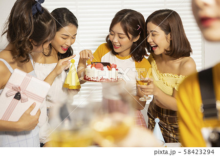 女性 ライフスタイル パーティー 女性 ライフスタイル パーティー 58423294
