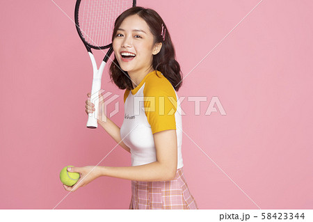 女性　スポーツ　テニス 58423344