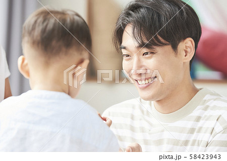 ライフスタイル　家族　子育て 58423943
