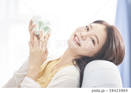 女性　妊娠 58423964