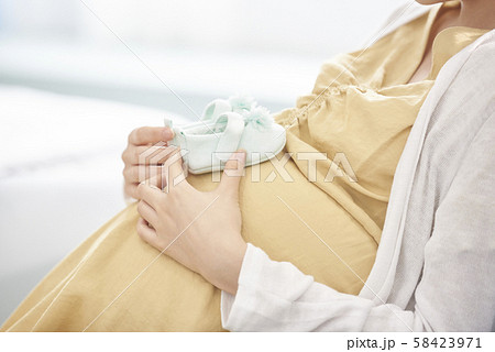 女性　妊娠 58423971