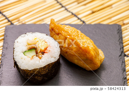 巻き寿司と稲荷寿司。(スレートプレート上) 58424313