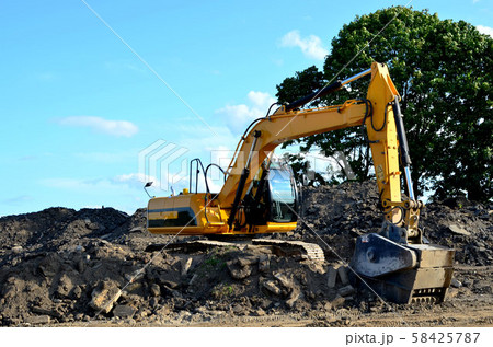 Excavator with crusher bucket for crushing concrete 58425787