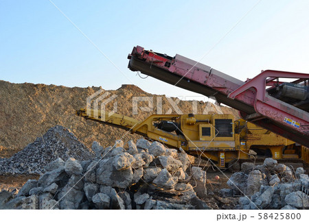 Mobile Stone crusher machine by the construction site or mining quarry for crushing concrete slabs Mobile Stone crusher machine by the construction site or mining quarry for crushing concrete slabs 58425800