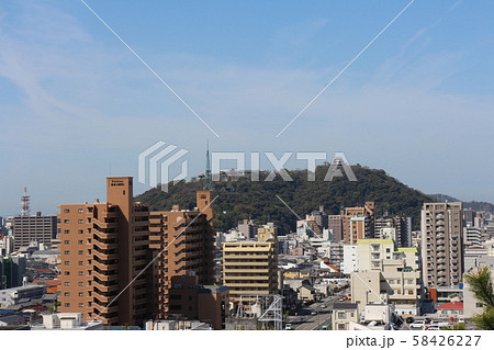 湯築城跡(道後公園)の展望台から見た松山城 湯築城跡(道後公園)の展望台から見た松山城 58426227