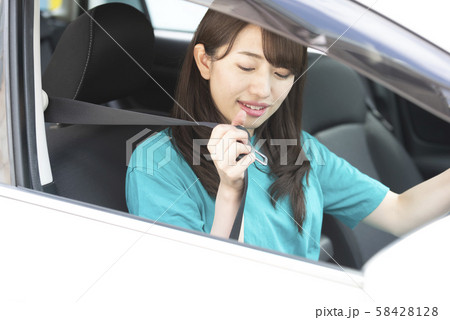 シートベルト　安全　命　守る　女性　ドライバー 58428128