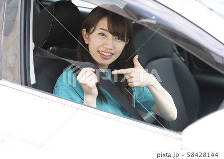 シートベルト　安全　命　守る　女性　ドライバー 58428144