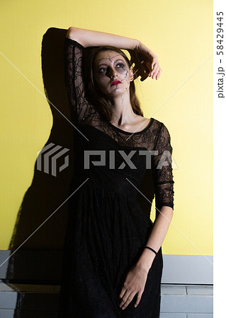 female halloween makeup 58429445