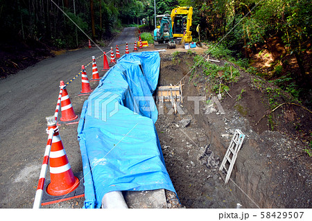 道路崩落の工事現場 道路崩落の工事現場 58429507