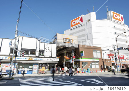 第一京浜国道15号線の雑色駅入口横断歩道周辺雑色商店街入口 第一京浜国道15号線の雑色駅入口横断歩道周辺雑色商店街入口 58429819