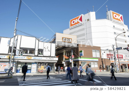 第一京浜国道15号線の雑色駅入口横断歩道周辺雑色商店街入口 58429821