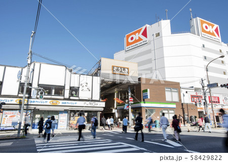 第一京浜国道15号線の雑色駅入口横断歩道周辺雑色商店街入口 58429822