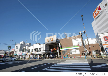 第一京浜国道15号線の雑色駅入口横断歩道周辺雑色商店街入口 第一京浜国道15号線の雑色駅入口横断歩道周辺雑色商店街入口 58429824