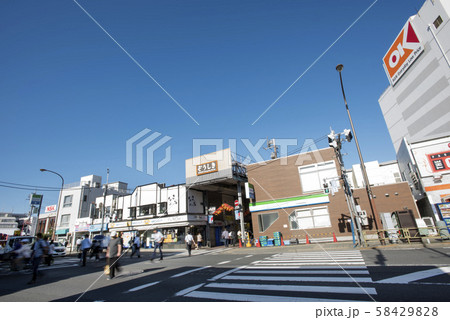 第一京浜国道15号線の雑色駅入口横断歩道周辺雑色商店街入口 58429828