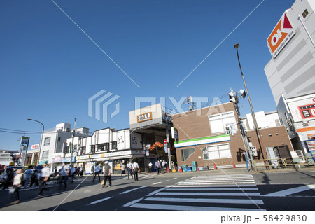 第一京浜国道15号線の雑色駅入口横断歩道周辺雑色商店街入口 58429830