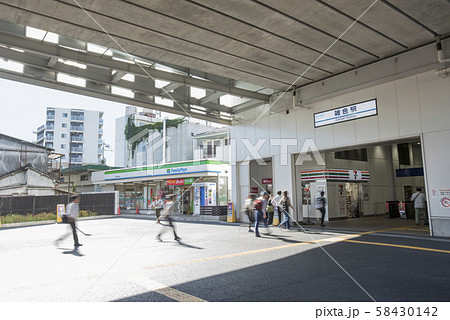 京浜急行電鉄本線雑色駅駅前広場から改札 京浜急行電鉄本線雑色駅駅前広場から改札 58430142