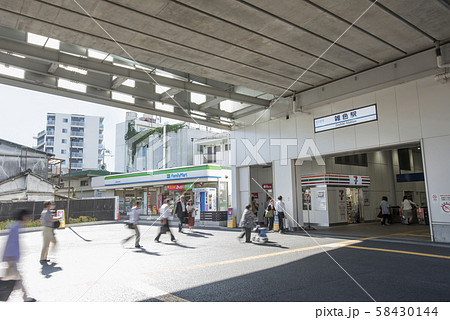 京浜急行電鉄本線雑色駅駅前広場から改札 58430144