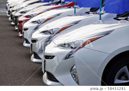 自動車イメージ　販売店に並ぶプリウス 58431281