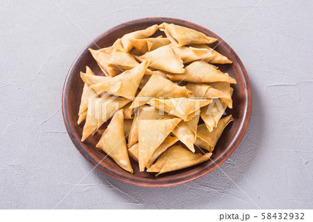 Traditional asian vegetarian food samosa Traditional asian vegetarian food samosa 58432932