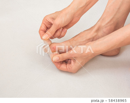 Protective fingertip on the foot. Protective fingertip on the foot. 58438965