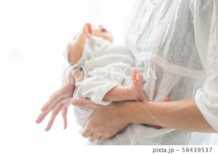 新生児(0歳0ヶ月)とお母さん 新生児(0歳0ヶ月)とお母さん 58439537