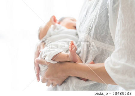 新生児(0歳0ヶ月)とお母さん 新生児(0歳0ヶ月)とお母さん 58439538