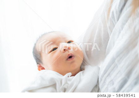 新生児(0歳0ヶ月)とお母さん 新生児(0歳0ヶ月)とお母さん 58439541