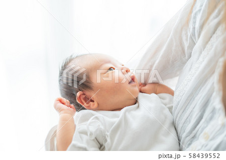 新生児(0歳0ヶ月)とお母さん 新生児(0歳0ヶ月)とお母さん 58439552