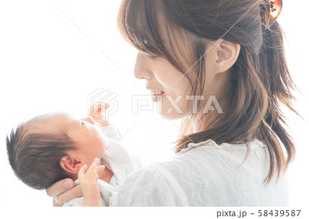 新生児(0歳0ヶ月)とお母さん 新生児(0歳0ヶ月)とお母さん 58439587