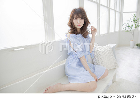 巻き髪　ミディアムスタイル　日本人　女性 58439907