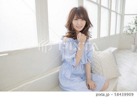 巻き髪　ミディアムスタイル　日本人　女性 58439909