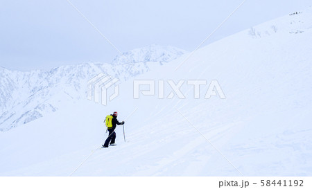 バックカントリースキーに向かう人 58441192
