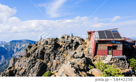 春の八ヶ岳登山：赤岳山頂から見る赤岳頂上山荘 58442250